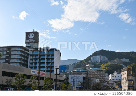 熱海温泉街の街並み 熱海温泉街の街並み 136504380