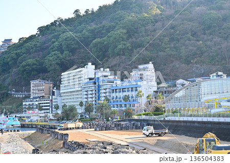 熱海温泉街の街並み 136504383