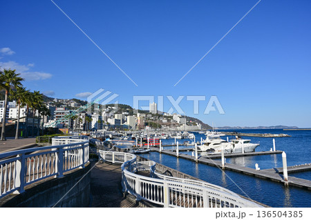 熱海温泉街の街並み 136504385