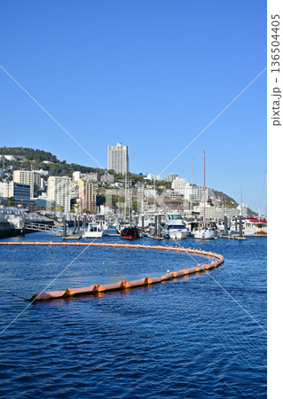 熱海温泉街の街並み 136504405