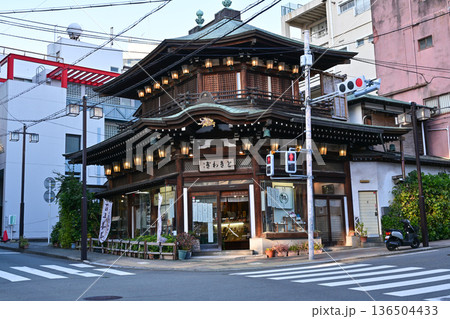 熱海温泉街の街並み 136504433