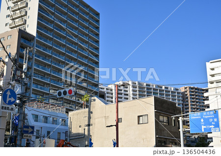 熱海温泉街の街並み 136504436