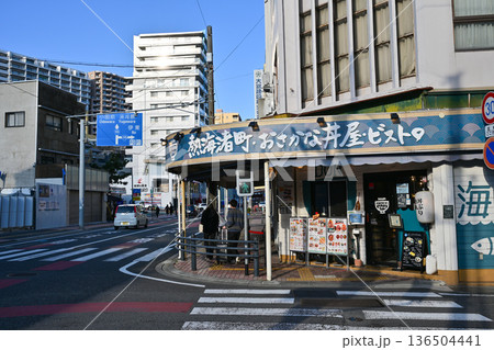 熱海温泉街の街並み 136504441