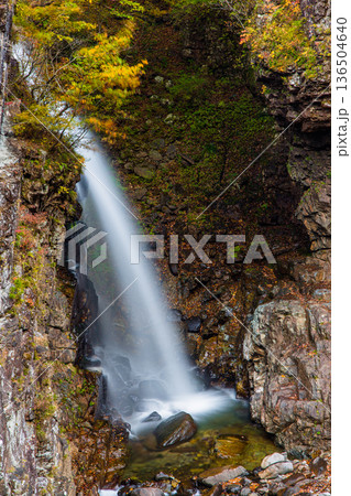 【栃木県_龍王峡】駅を降りると其所には黄葉と岩と水の公園 龍王峡 136504640