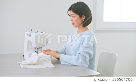 ミシン  女性 イメージ 136504706