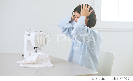 ミシン  女性 イメージ 136504707