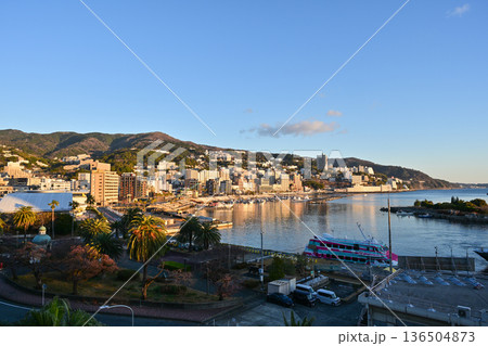 朝日に照らされる熱海温泉 朝日に照らされる熱海温泉 136504873