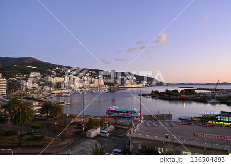 朝日に照らされる熱海温泉 136504893