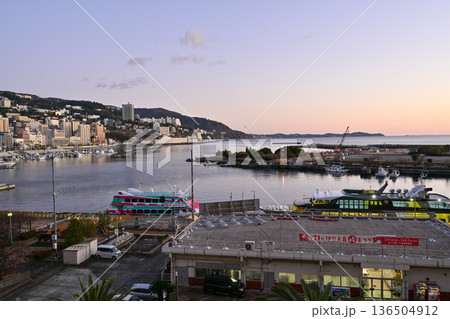 朝日に照らされる熱海温泉 136504912