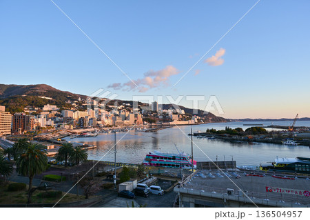 朝日に照らされる熱海温泉 136504957