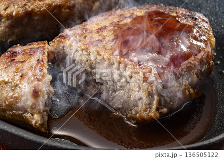 鉄板の上に置いた美味しいハンバーグ 鉄板の上に置いた美味しいハンバーグ 136505122