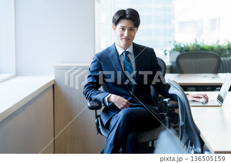 若いビジネスマン 若いビジネスマン 136505159