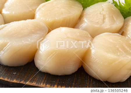 新鮮で美味しいホタテの刺身 136505246