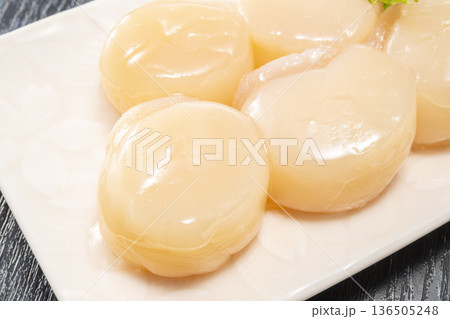 新鮮で美味しいホタテの刺身 新鮮で美味しいホタテの刺身 136505248