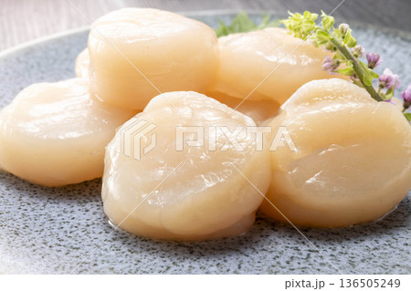 新鮮で美味しいホタテの刺身 新鮮で美味しいホタテの刺身 136505249