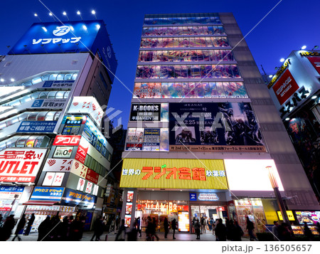 夜の秋葉原ラジオ会館と電気街 東京都 夜の秋葉原ラジオ会館と電気街 東京都 136505657