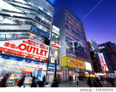 夜の秋葉原ラジオ会館と電気街　東京都 136505658