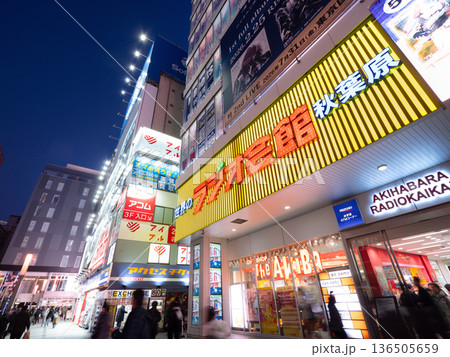 夜の秋葉原ラジオ会館と電気街 東京都 夜の秋葉原ラジオ会館と電気街 東京都 136505659