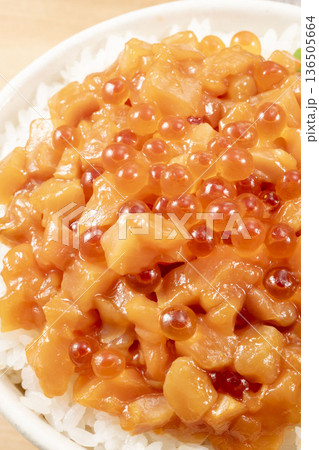 日本の豪快な鮭料理 136505664
