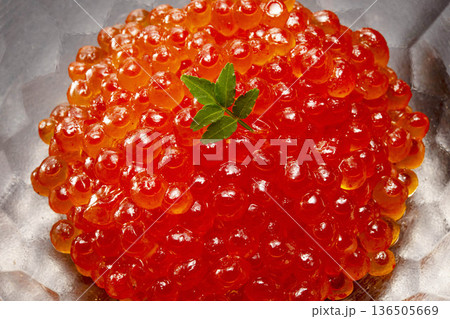 日本の豪快な鮭料理 136505669