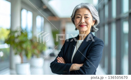 穏やかに微笑む日本人女性の仕事風景 136505670