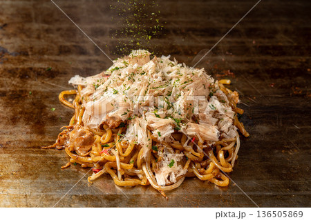 焼きそば 香ばしく炒めた屋台定番の麺料理 136505869