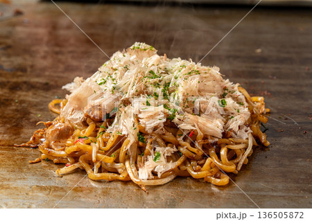 焼きそば 香ばしく炒めた屋台定番の麺料理 136505872