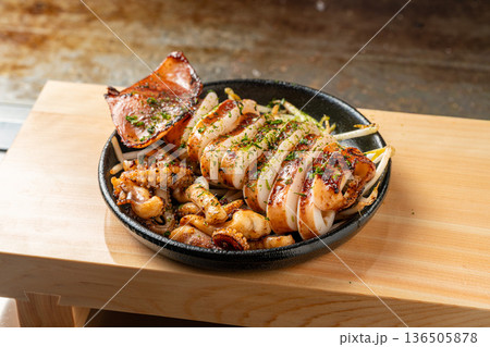 イカ焼き 香ばしく焼き上げた屋台海鮮グルメ イカ焼き 香ばしく焼き上げた屋台海鮮グルメ 136505878