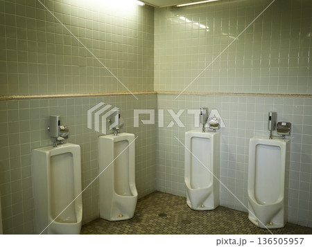 日本の男性用トイレの様子	 136505957