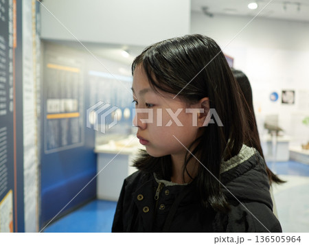冬休みの中学生姉妹が展示館で見学する様子 冬休みの中学生姉妹が展示館で見学する様子 136505964