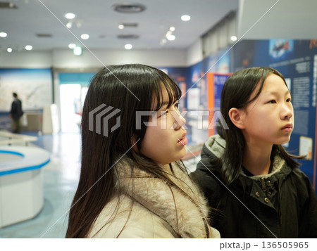 冬休みの中学生姉妹が展示館で見学する様子 冬休みの中学生姉妹が展示館で見学する様子 136505965