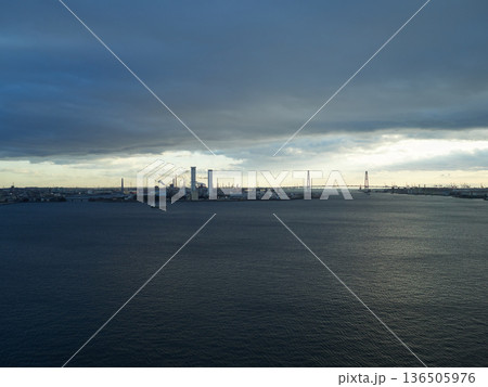 名古屋港ポートビルから見た冬の夕方の名古屋港の風景 名古屋港ポートビルから見た冬の夕方の名古屋港の風景 136505976