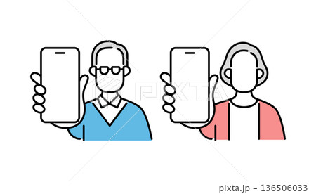 スマホ画面を提示するシニア夫婦 スマホ画面を提示するシニア夫婦 136506033