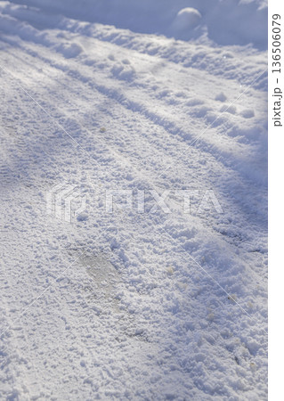 北海道の雪道 136506079