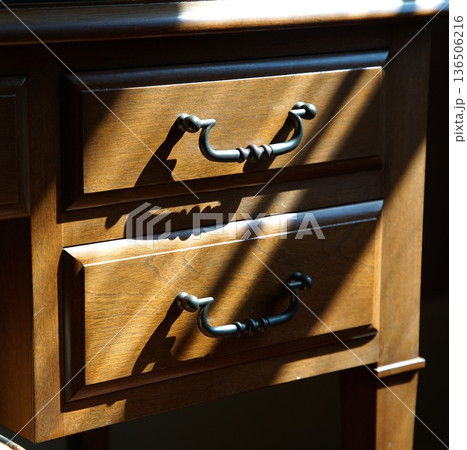 陽光の照らす古い木製の引き出し 陽光の照らす古い木製の引き出し 136506216
