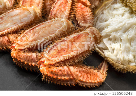 新鮮で美味しい毛蟹の盛り付け 新鮮で美味しい毛蟹の盛り付け 136506248