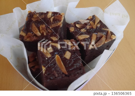 箱に入ったチョコブラウニー 箱に入ったチョコブラウニー 136506365