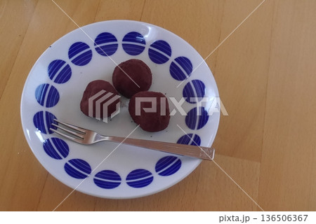 一口サイズのチョコレート大福 136506367