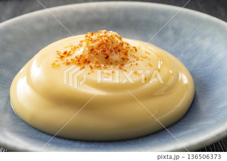 マヨネーズと唐辛子 136506373