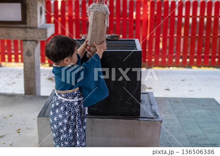 七五三で神社でお参りする袴の子供 七五三で神社でお参りする袴の子供 136506386