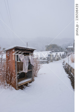 雪景色の農村風景　冬の北矢名　秦野市 136506439