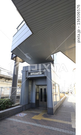 京成電鉄松戸線、東葉高速鉄道の北習志野駅のエレベーター出入口（東口） 136506576