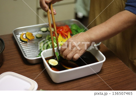 夏野菜の揚げびたしを作る女性 136507465