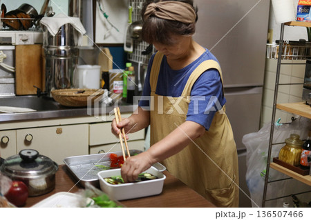夏野菜の揚げびたしを作る女性 136507466