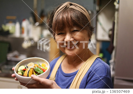夏野菜の揚げびたしを作る女性 夏野菜の揚げびたしを作る女性 136507469