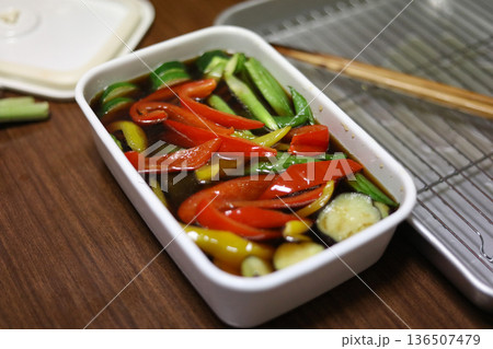夏野菜の揚げびたしを作る様子 136507479