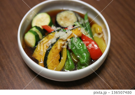 夏野菜の揚げびたしを作る様子 136507480