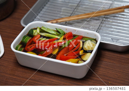 夏野菜の揚げびたしを作る様子 夏野菜の揚げびたしを作る様子 136507481