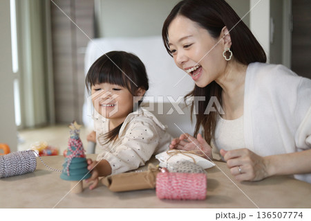 小さなクリスマスツリーに飾りを付ける親子 136507774
