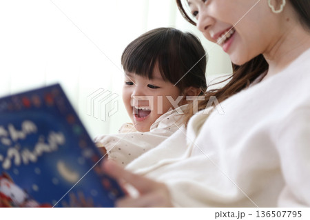 絵本を読む親子 絵本を読む親子 136507795